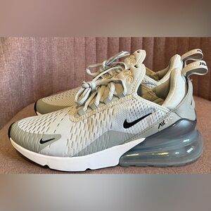 Women’s Nike Air Max 270 Sneakers. NEW. NEVER WORN